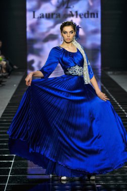 Laura ve Medni koleksiyon Moskova moda haftası sırasında