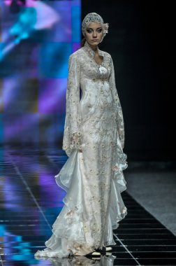 Laura ve Medni koleksiyon Moskova moda haftası sırasında