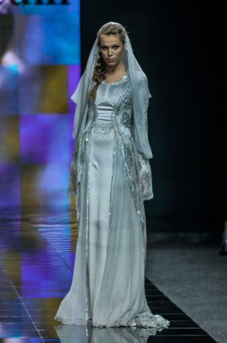 Laura ve Medni koleksiyon Moskova moda haftası sırasında