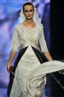 Laura ve Medni koleksiyon Moskova moda haftası sırasında