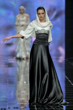 Laura ve Medni koleksiyon Moskova moda haftası sırasında