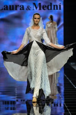 Laura ve Medni koleksiyon Moskova moda haftası sırasında