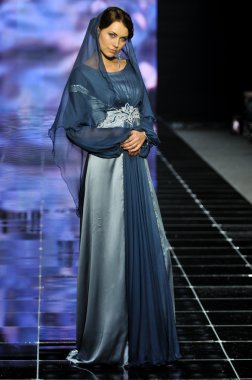 Laura ve Medni koleksiyon Moskova moda haftası sırasında