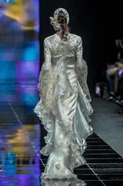 Laura ve Medni koleksiyon Moskova moda haftası sırasında