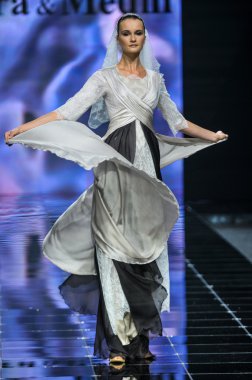 Laura ve Medni koleksiyon Moskova moda haftası sırasında