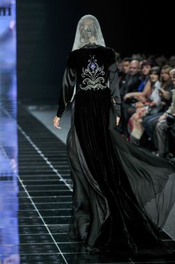 Laura ve Medni koleksiyon Moskova moda haftası sırasında