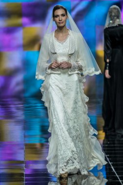 Laura ve Medni koleksiyon Moskova moda haftası sırasında