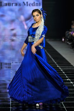 Laura ve Medni koleksiyon Moskova moda haftası sırasında