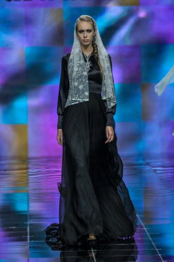 Laura ve Medni koleksiyon Moskova moda haftası sırasında