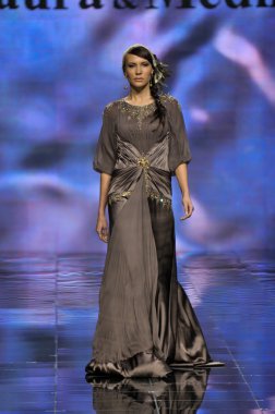 Laura ve Medni koleksiyon Moskova moda haftası sırasında