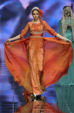 Laura ve Medni koleksiyon Moskova moda haftası sırasında