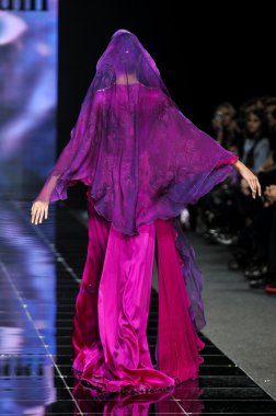 Laura ve Medni koleksiyon Moskova moda haftası sırasında