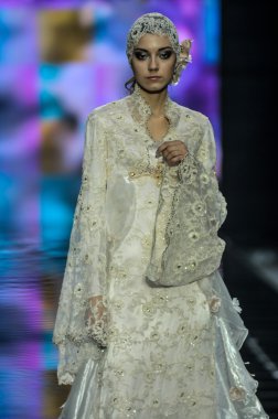 Laura ve Medni koleksiyon Moskova moda haftası sırasında