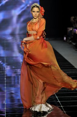 Laura ve Medni koleksiyon Moskova moda haftası sırasında