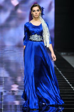 Laura ve Medni koleksiyon Moskova moda haftası sırasında