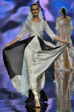 Laura ve Medni koleksiyon Moskova moda haftası sırasında