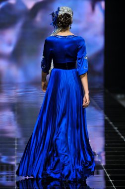 Laura ve Medni koleksiyon Moskova moda haftası sırasında