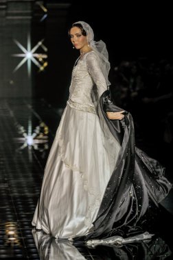 Laura ve Medni koleksiyon Moskova moda haftası sırasında