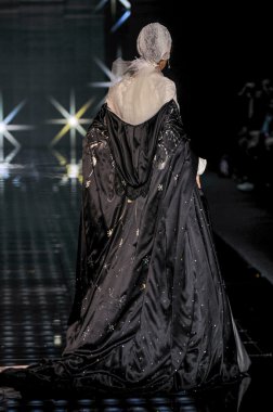 Laura ve Medni koleksiyon Moskova moda haftası sırasında