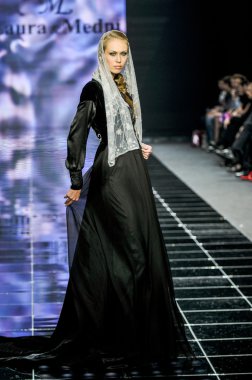 Laura ve Medni koleksiyon Moskova moda haftası sırasında