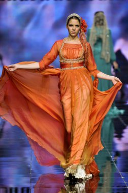 Laura ve Medni koleksiyon Moskova moda haftası sırasında