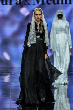 Laura ve Medni koleksiyon Moskova moda haftası sırasında