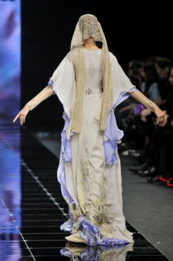 Laura ve Medni koleksiyon Moskova moda haftası sırasında