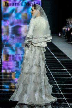 Laura ve Medni koleksiyon Moskova moda haftası sırasında