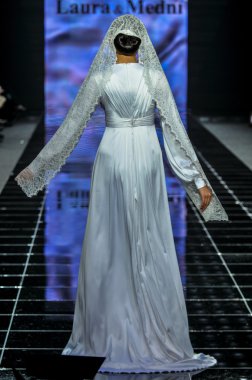 Laura ve Medni koleksiyon Moskova moda haftası sırasında