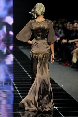 Laura ve Medni koleksiyon Moskova moda haftası sırasında