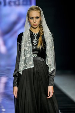 Laura ve Medni koleksiyon Moskova moda haftası sırasında