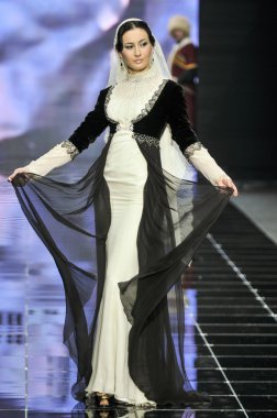 Laura ve Medni koleksiyon Moskova moda haftası sırasında