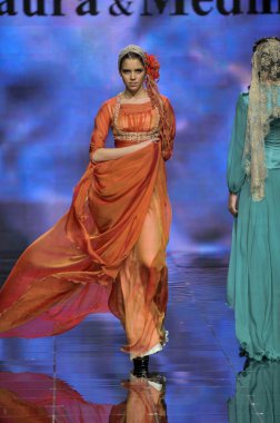 Laura ve Medni koleksiyon Moskova moda haftası sırasında