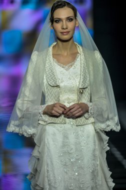 Laura ve Medni koleksiyon Moskova moda haftası sırasında