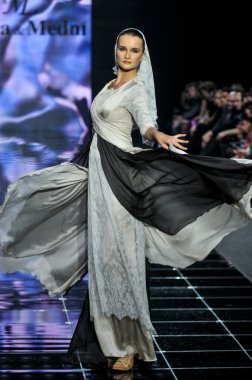 Laura ve Medni koleksiyon Moskova moda haftası sırasında