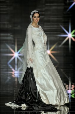 Laura ve Medni koleksiyon Moskova moda haftası sırasında