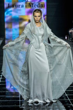Laura ve Medni koleksiyon Moskova moda haftası sırasında