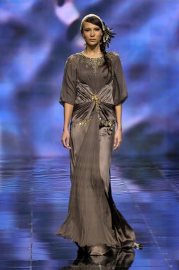 Laura ve Medni koleksiyon Moskova moda haftası sırasında