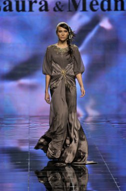 Laura ve Medni koleksiyon Moskova moda haftası sırasında