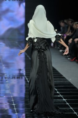 Laura ve Medni koleksiyon Moskova moda haftası sırasında