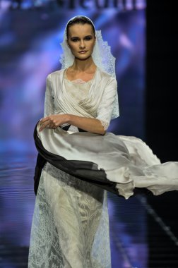 Laura ve Medni koleksiyon Moskova moda haftası sırasında 