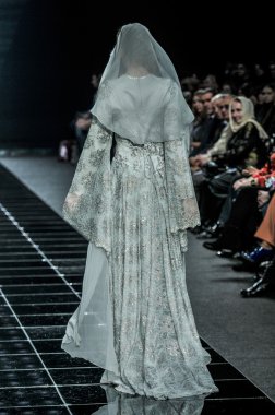 Laura ve Medni koleksiyon Moskova moda haftası sırasında