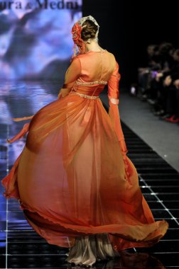 Laura ve Medni koleksiyon Moskova moda haftası sırasında