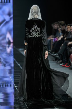 Laura ve Medni koleksiyon Moskova moda haftası sırasında