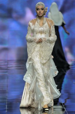 Laura ve Medni koleksiyon Moskova moda haftası sırasında