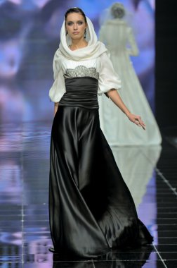 Laura ve Medni koleksiyon Moskova moda haftası sırasında