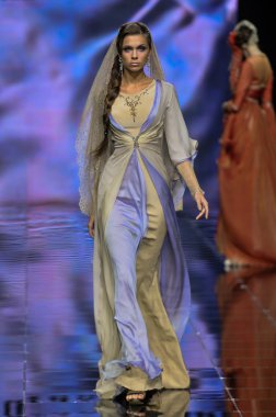 Laura ve Medni koleksiyon Moskova moda haftası sırasında