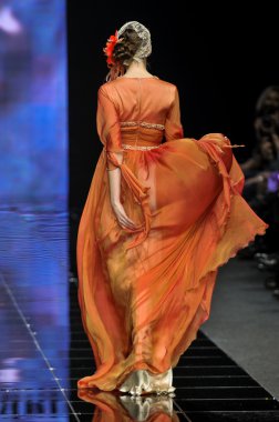 Laura ve Medni koleksiyon Moskova moda haftası sırasında