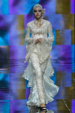 Laura ve Medni koleksiyon Moskova moda haftası sırasında