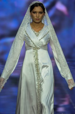 Laura ve Medni koleksiyon Moskova moda haftası sırasında